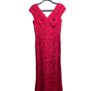 This STUNNING TADASHI SHOJI RED LACE CORDED V-NECK CAP SLEEVE GOWN size 2